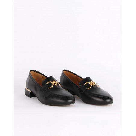 Sapatos Pretos em Pele com Detalhes Dourados Ref: CF2458