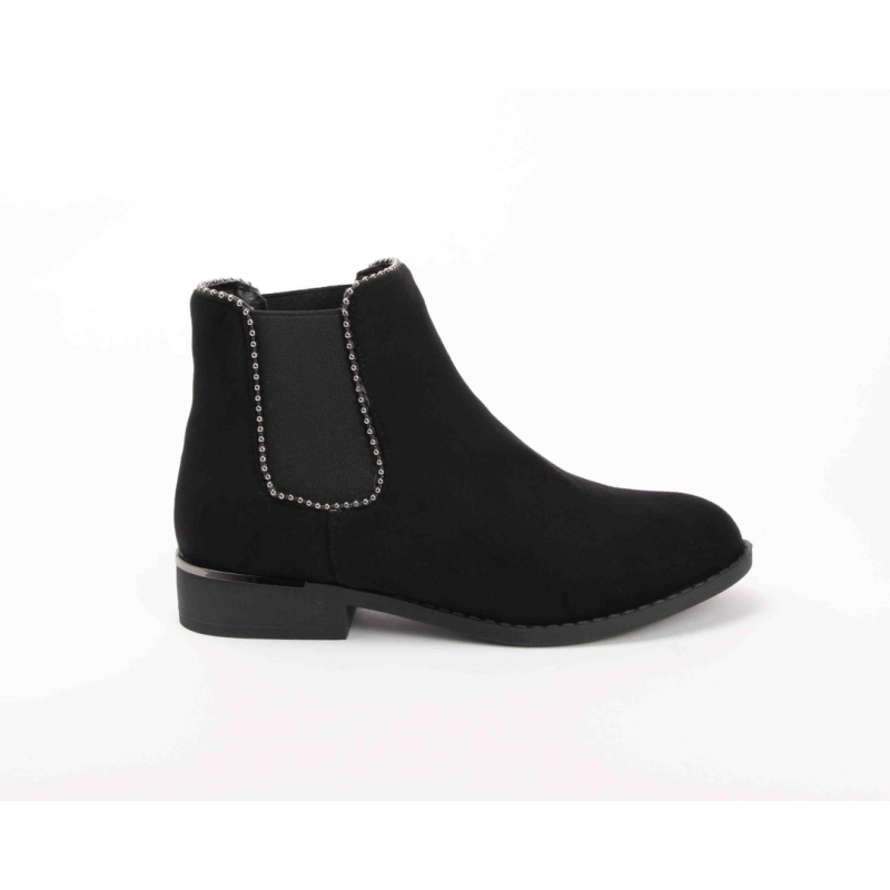 DIFFERENT Botas Rasteiras Para Senhora Em Pele De Pessego Cor Preta Com Elastico Lateral E Fio De Contas Prateadas Ref: 6857P