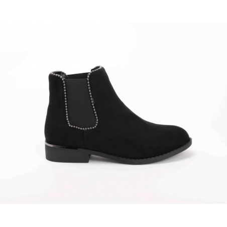 DIFFERENT Botas Rasteiras Para Senhora Em Pele De Pessego Cor Preta Com Elastico Lateral E Fio De Contas Prateadas Ref: 6857P